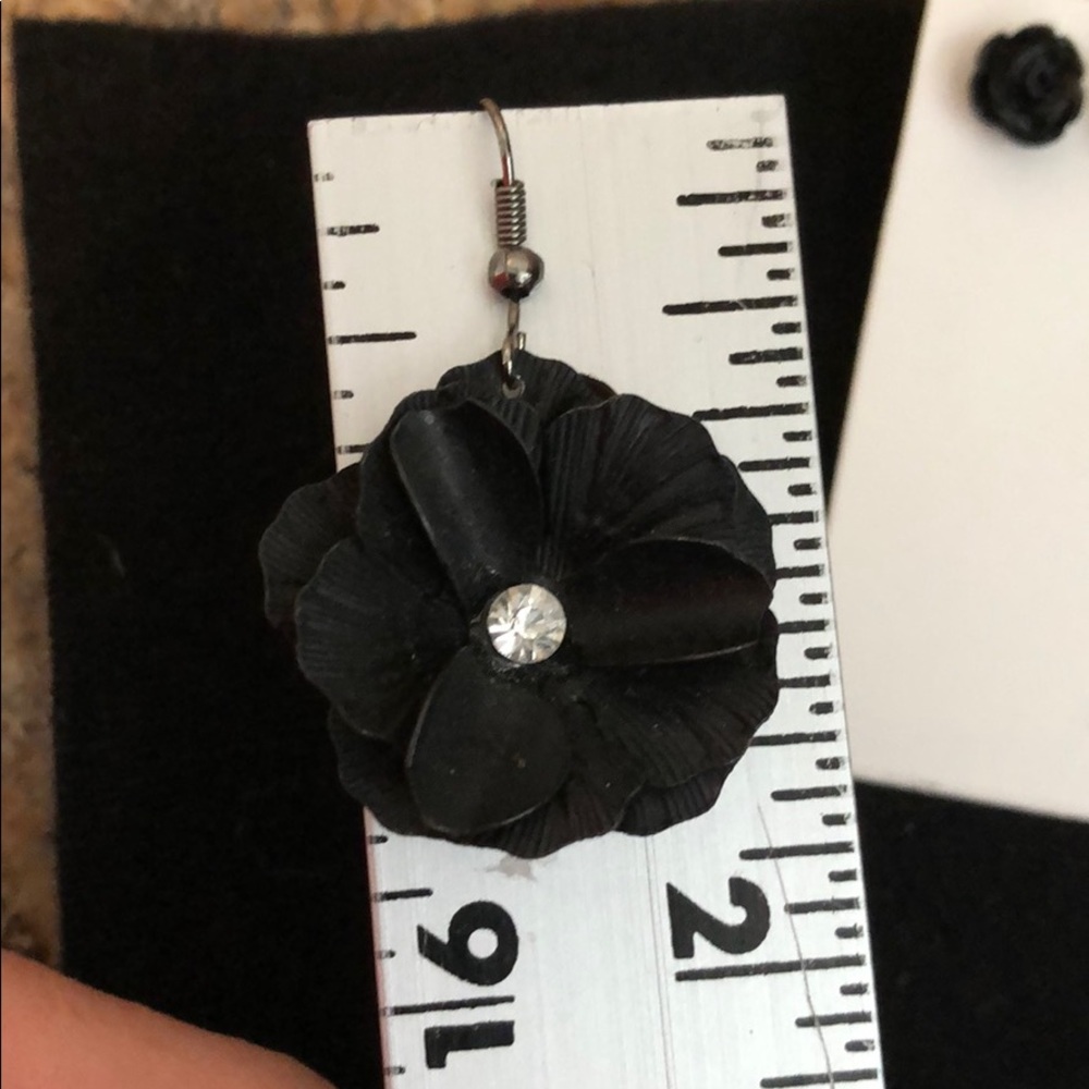 Matching black floral necklace and earrings - Picture 9 of 11